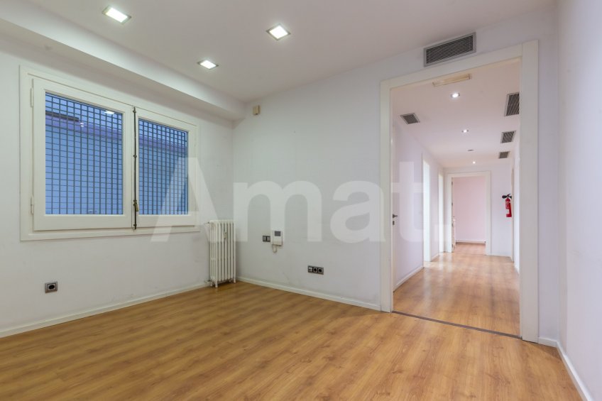 Large 5-bedroom flat next to Casa de les Punxes -5