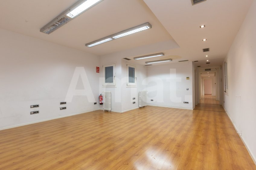 Large 5-bedroom flat next to Casa de les Punxes -8