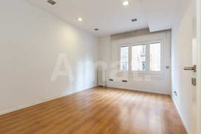 Large 5-bedroom flat next to Casa de les Punxes -12