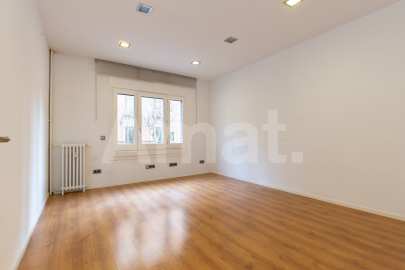 Large 5-bedroom flat next to Casa de les Punxes -14