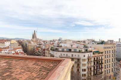 Large 5-bedroom flat next to Casa de les Punxes -22