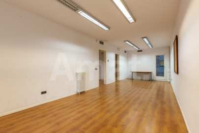 Large 5-bedroom flat next to Casa de les Punxes -28