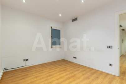 Large 5-bedroom flat next to Casa de les Punxes -31