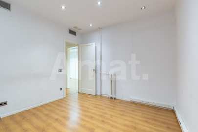 Large 5-bedroom flat next to Casa de les Punxes -32