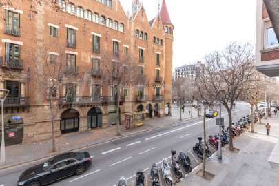 Large 5-bedroom flat next to Casa de les Punxes -39