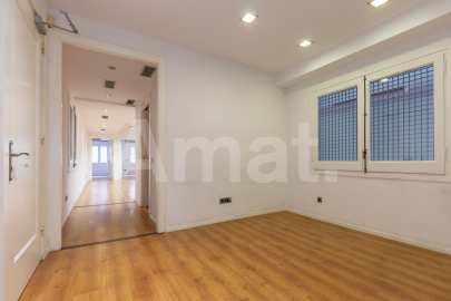 Large 5-bedroom flat next to Casa de les Punxes -4