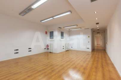 Large 5-bedroom flat next to Casa de les Punxes -8