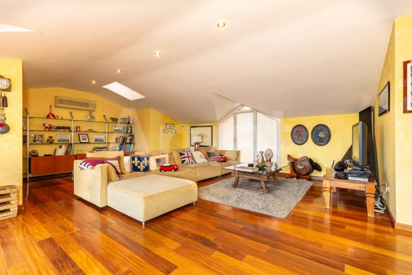 Duplex penthouse available for seasonal rent -32