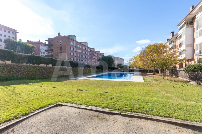 Dúplex reformado, con terraza-jardín y piscina, en Mas Lluí -36