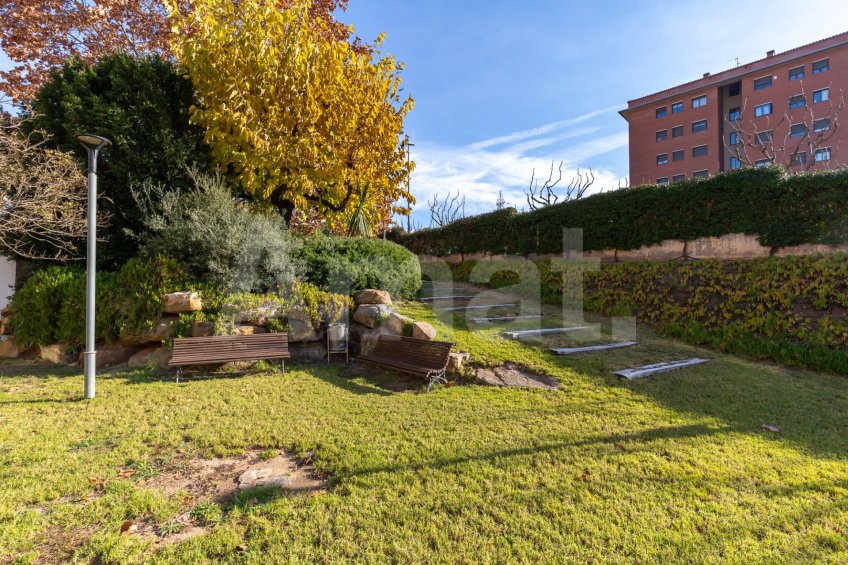 Dúplex reformado, con terraza-jardín y piscina, en Mas Lluí -37