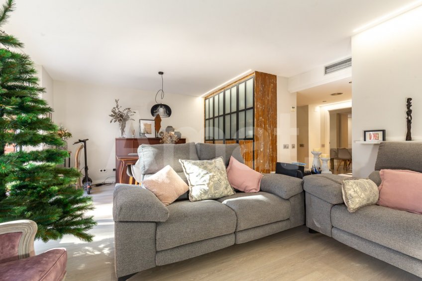 Dúplex reformado, con terraza-jardín y piscina, en Mas Lluí -9