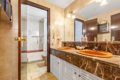 Elegant and spacious apartment in one of the best areas of Barcelona -21
