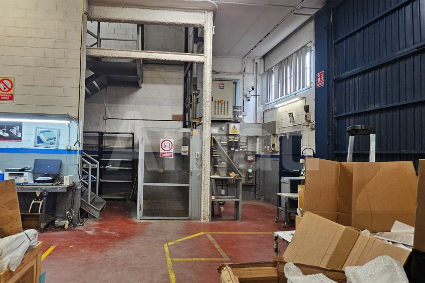 Naus cantoneres amb gran visibilitat a Molins de Rei -9