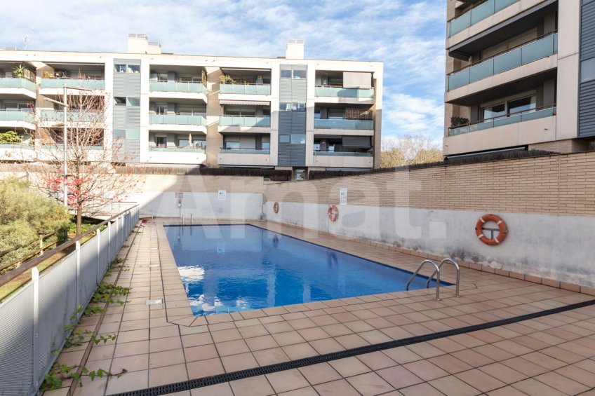 Bonic pis amb piscina comunitària a Can Mates