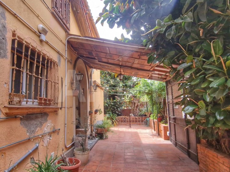 House to renovate in the centre