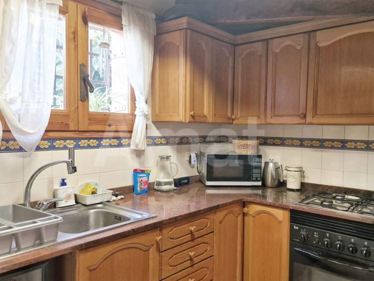 House to renovate in the centre -10