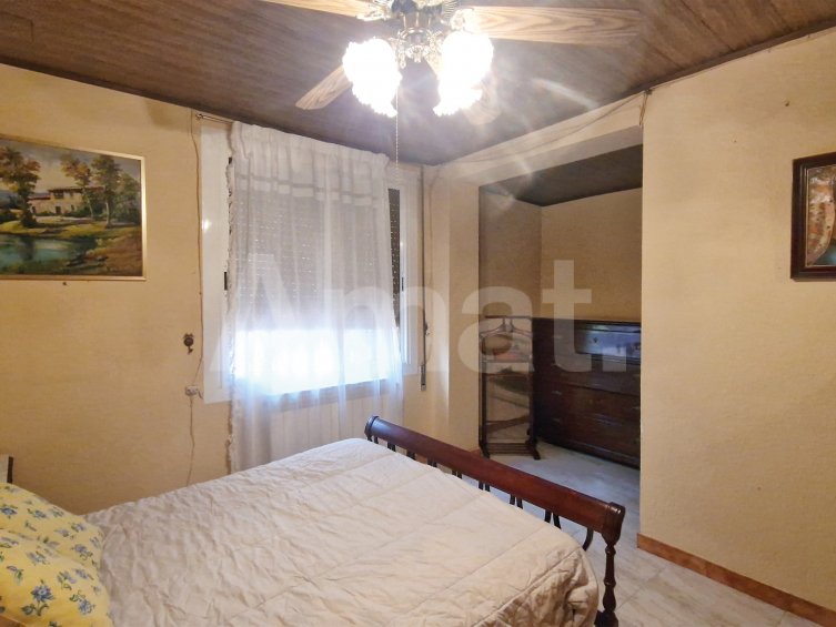 House to renovate in the centre -18