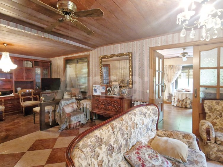 House to renovate in the centre -2