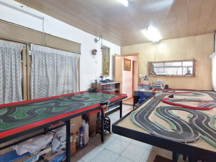 House to renovate in the centre -22