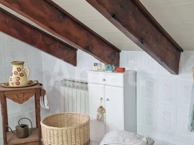 House to renovate in the centre -24