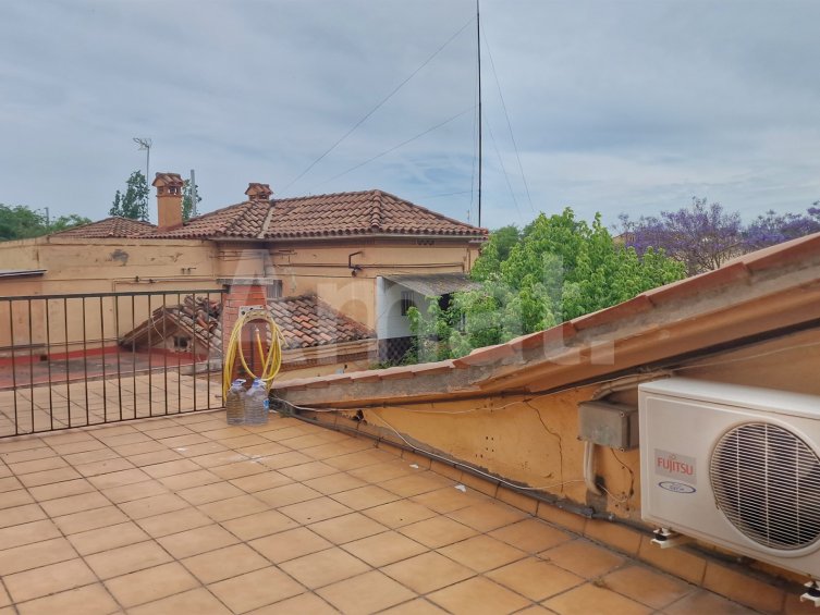 House to renovate in the centre -29