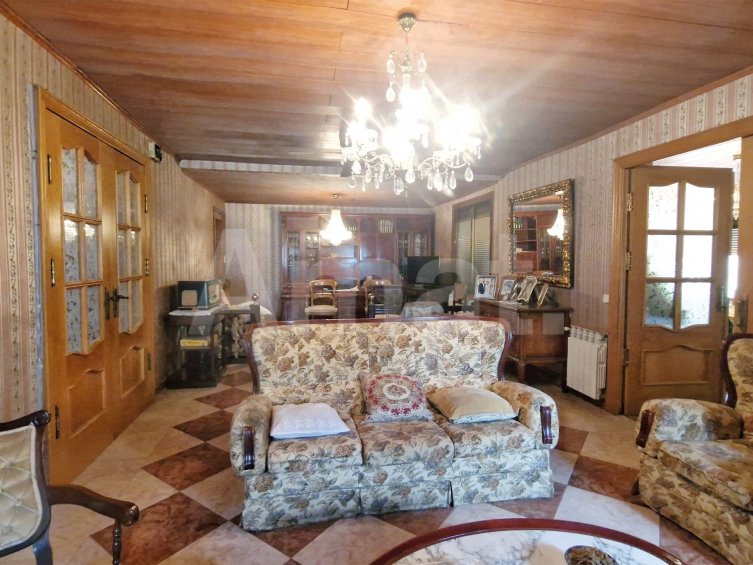 House to renovate in the centre -3