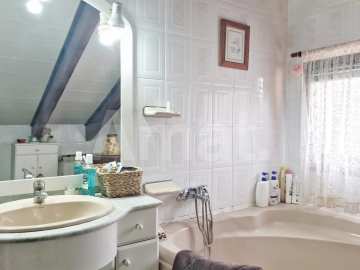 House to renovate in the centre -23