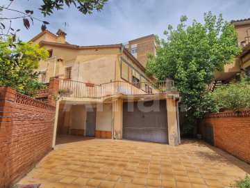 House to renovate in the centre -30