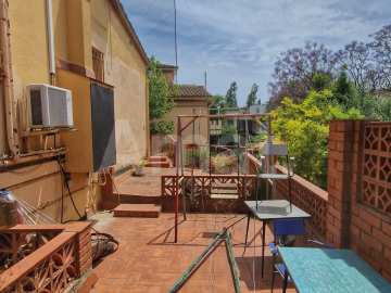 House to renovate in the centre -34