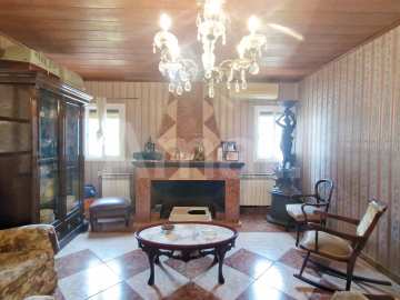 House to renovate in the centre -5