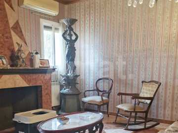 House to renovate in the centre -6