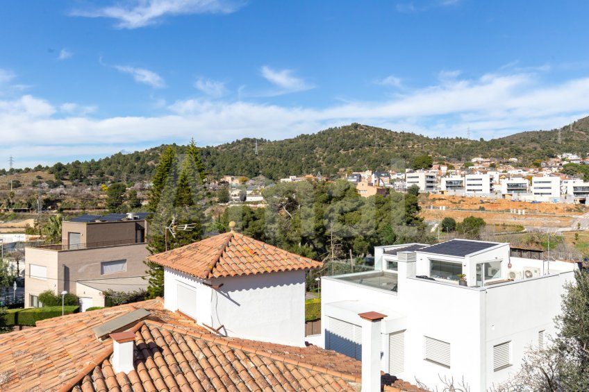 Central townhouse with fantastic views -24