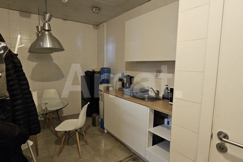 450 m² industrial premises with direct street-level access -11