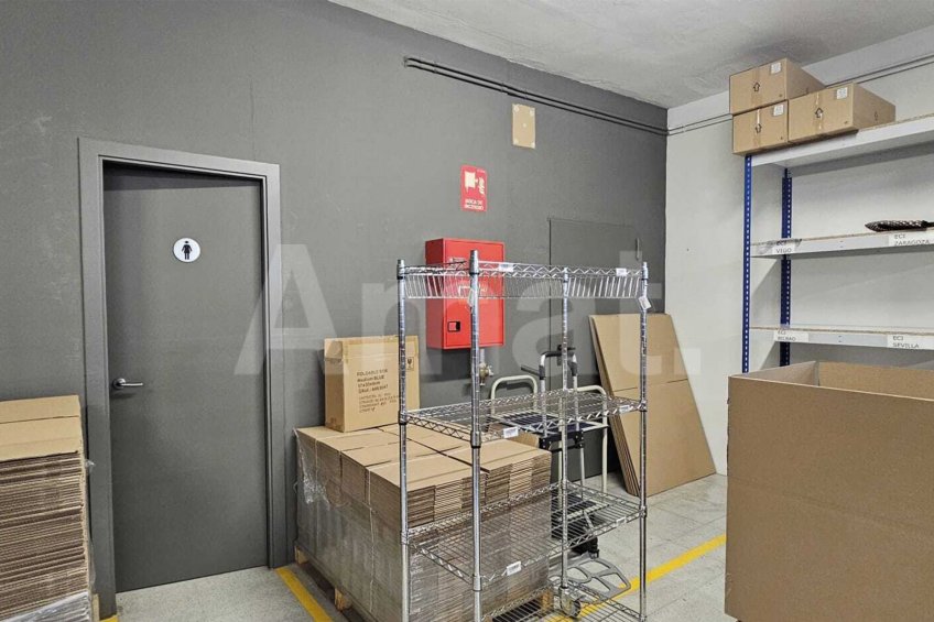 450 m² industrial premises with direct street-level access -3