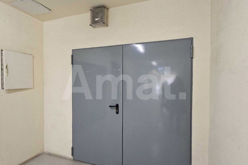 450 m² industrial premises with direct street-level access -7