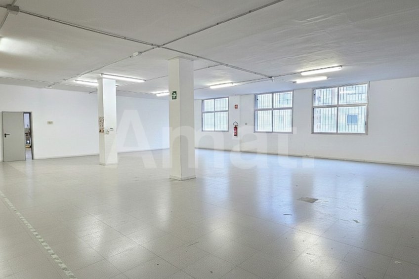 450 m² industrial premises with direct street-level access -9