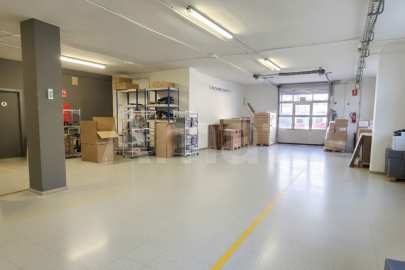 450 m² industrial premises with direct street-level access -2