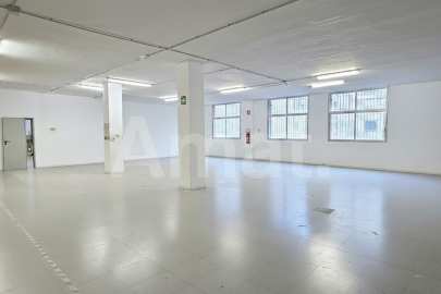 450 m² industrial premises with direct street-level access -9