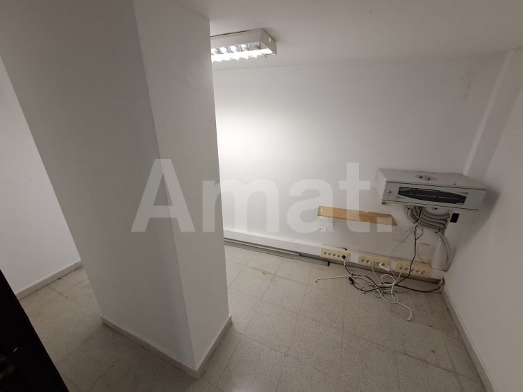 Luminous premises in Les Corts -8