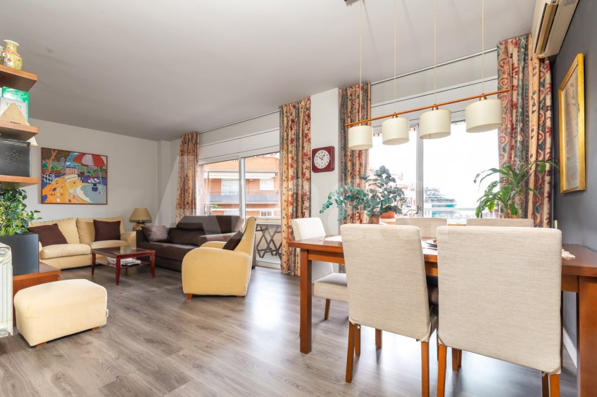 Bright penthouse with terrace and parking, in Guinardó