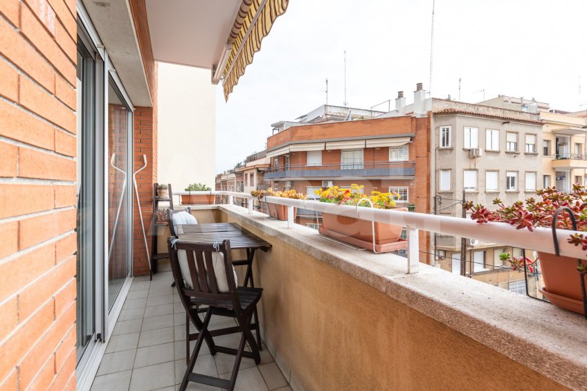 Bright penthouse with terrace and parking, in Guinardó -2