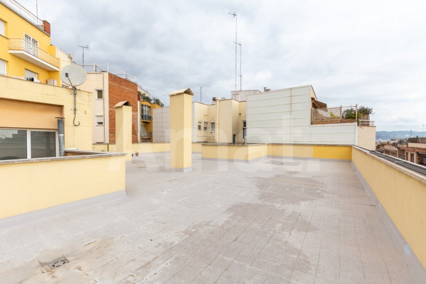 Bright penthouse with terrace and parking, in Guinardó -33