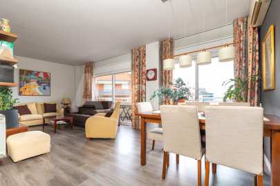 Bright penthouse with terrace and parking, in Guinardó