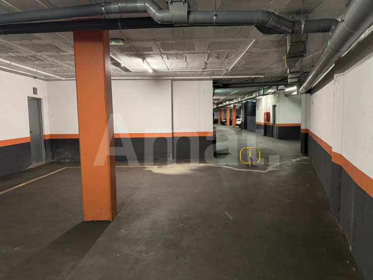 LARGE GARAGE SPACE FOR SALE - WITH CAPACITY FOR UP TO 4 VEHICLES -10