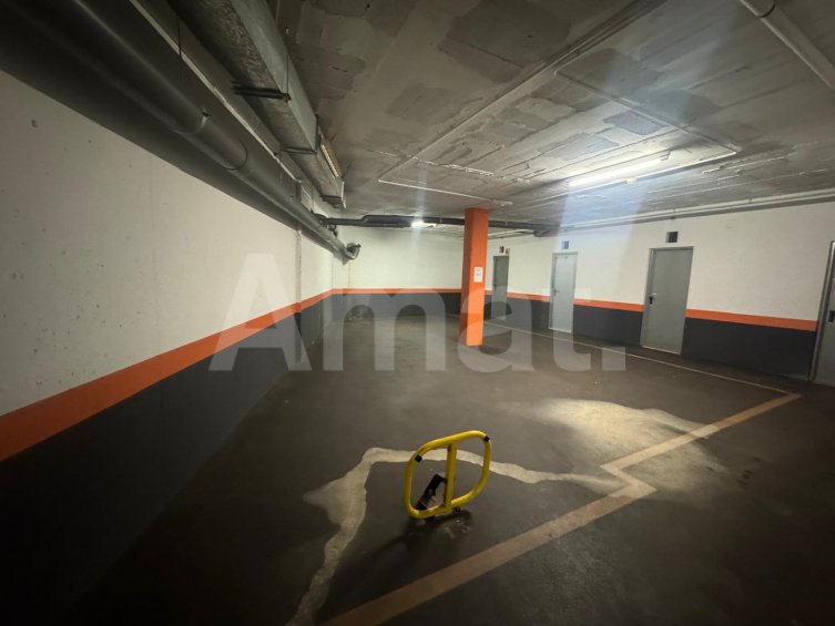 LARGE GARAGE SPACE FOR SALE - WITH CAPACITY FOR UP TO 4 VEHICLES -12