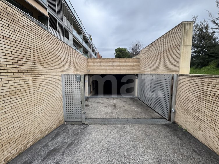 LARGE GARAGE SPACE FOR SALE - WITH CAPACITY FOR UP TO 4 VEHICLES -14