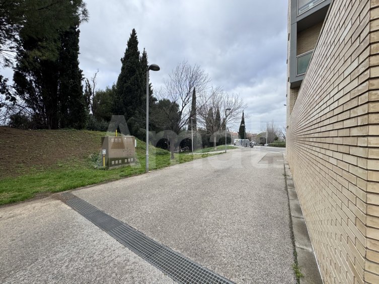 LARGE GARAGE SPACE FOR SALE - WITH CAPACITY FOR UP TO 4 VEHICLES -6