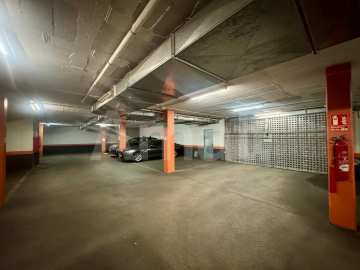 LARGE GARAGE SPACE FOR SALE - WITH CAPACITY FOR UP TO 4 VEHICLES -13