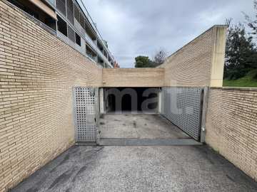 LARGE GARAGE SPACE FOR SALE - WITH CAPACITY FOR UP TO 4 VEHICLES -14