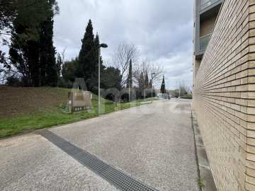 LARGE GARAGE SPACE FOR SALE - WITH CAPACITY FOR UP TO 4 VEHICLES -6